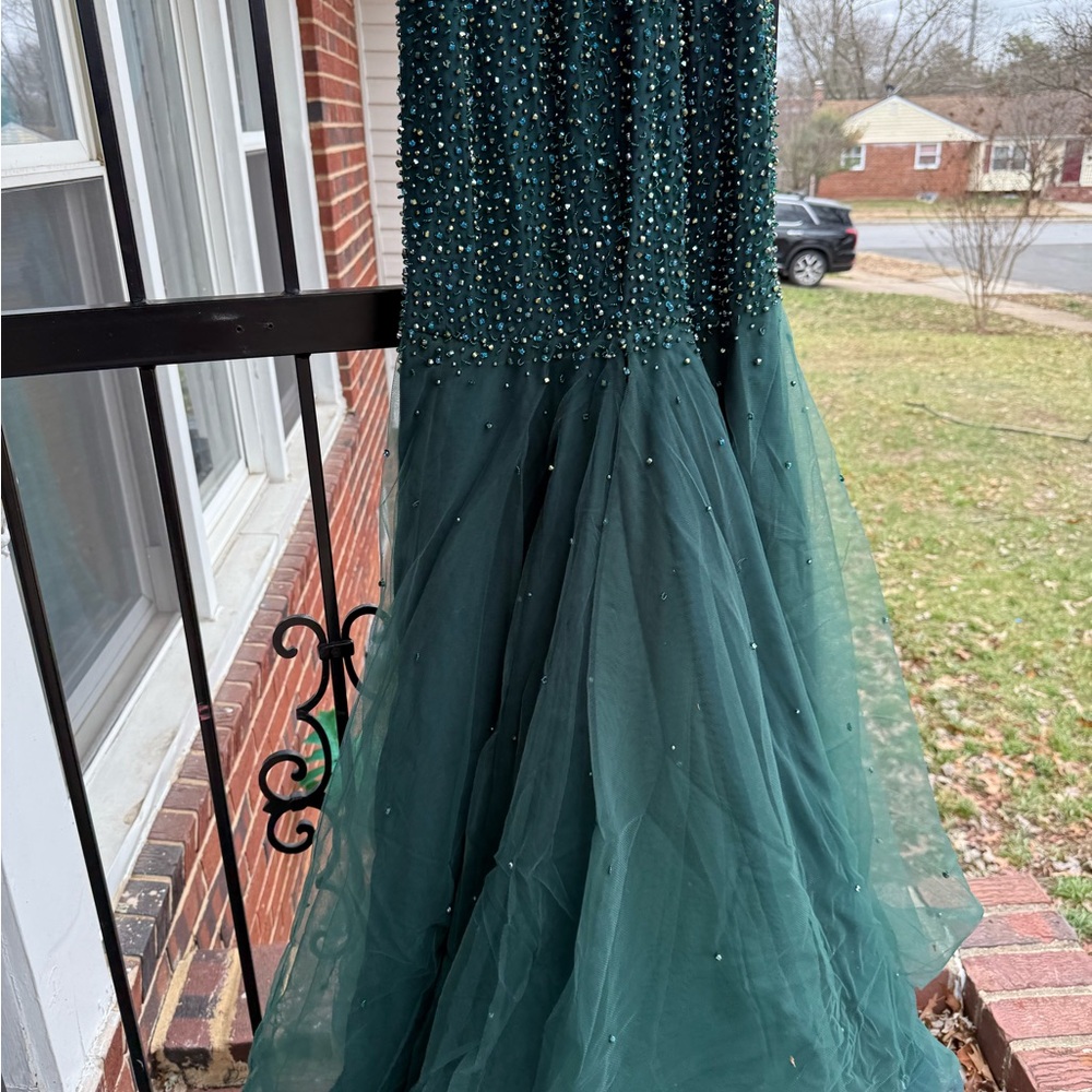 Elegant Green Evening Gown - Picture 8 of 16
